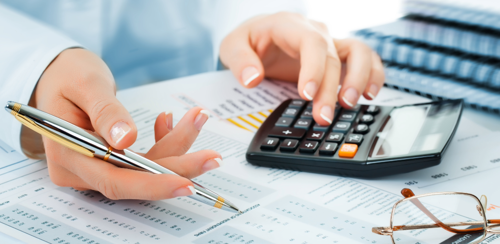 Taschenrechner und Unterlagen auf Schreibtisch