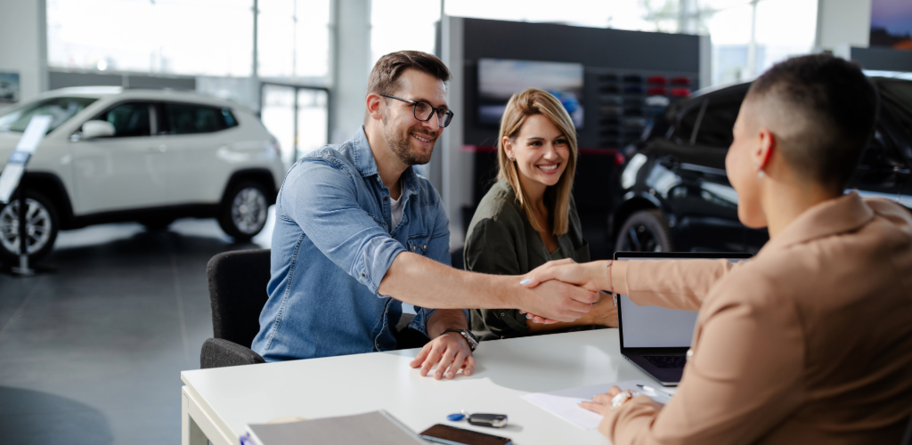 Pärchen, dass ein Auto kauft