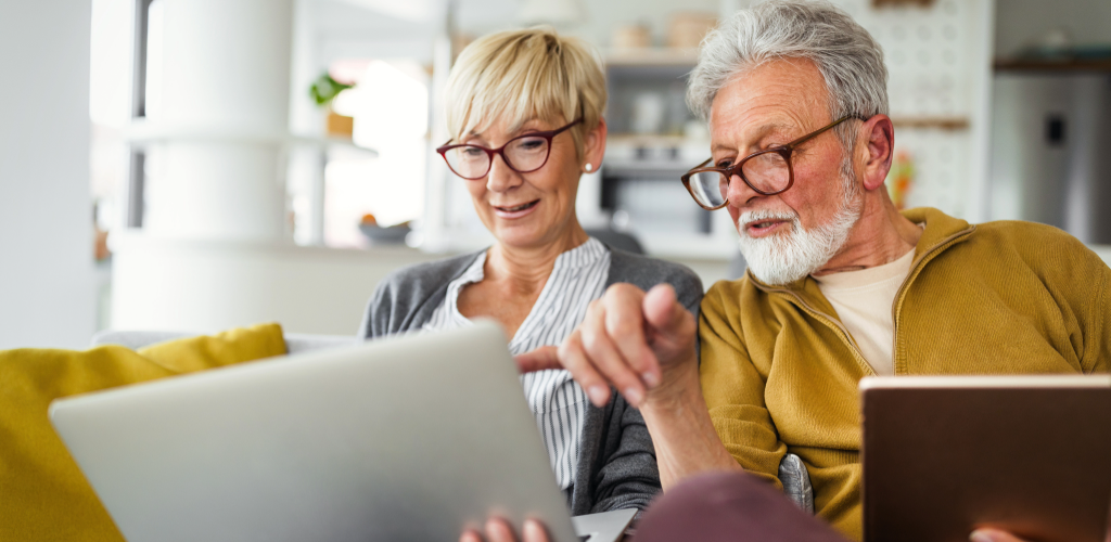 Altes Ehepaar am Laptop