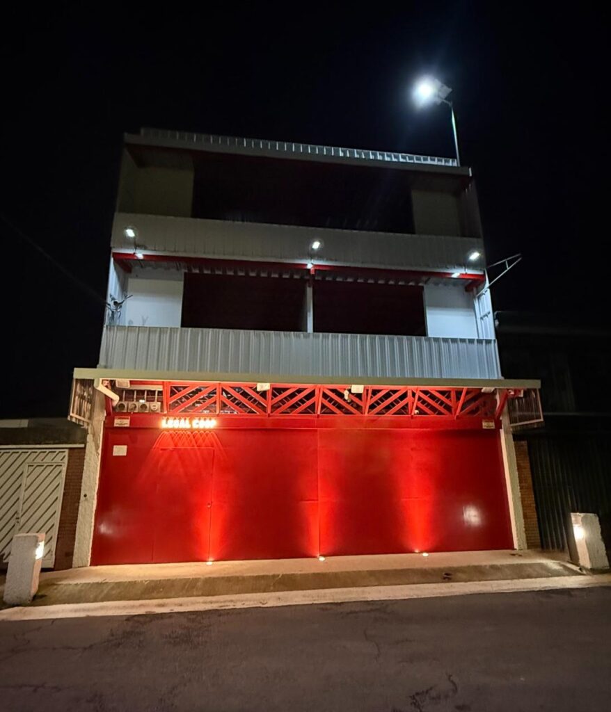 LEGAL coop Gebäude bei Nacht