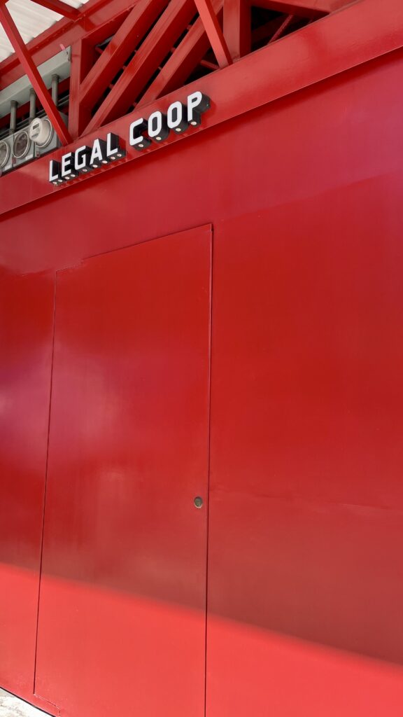 LEGAL coop Gebäude Tür